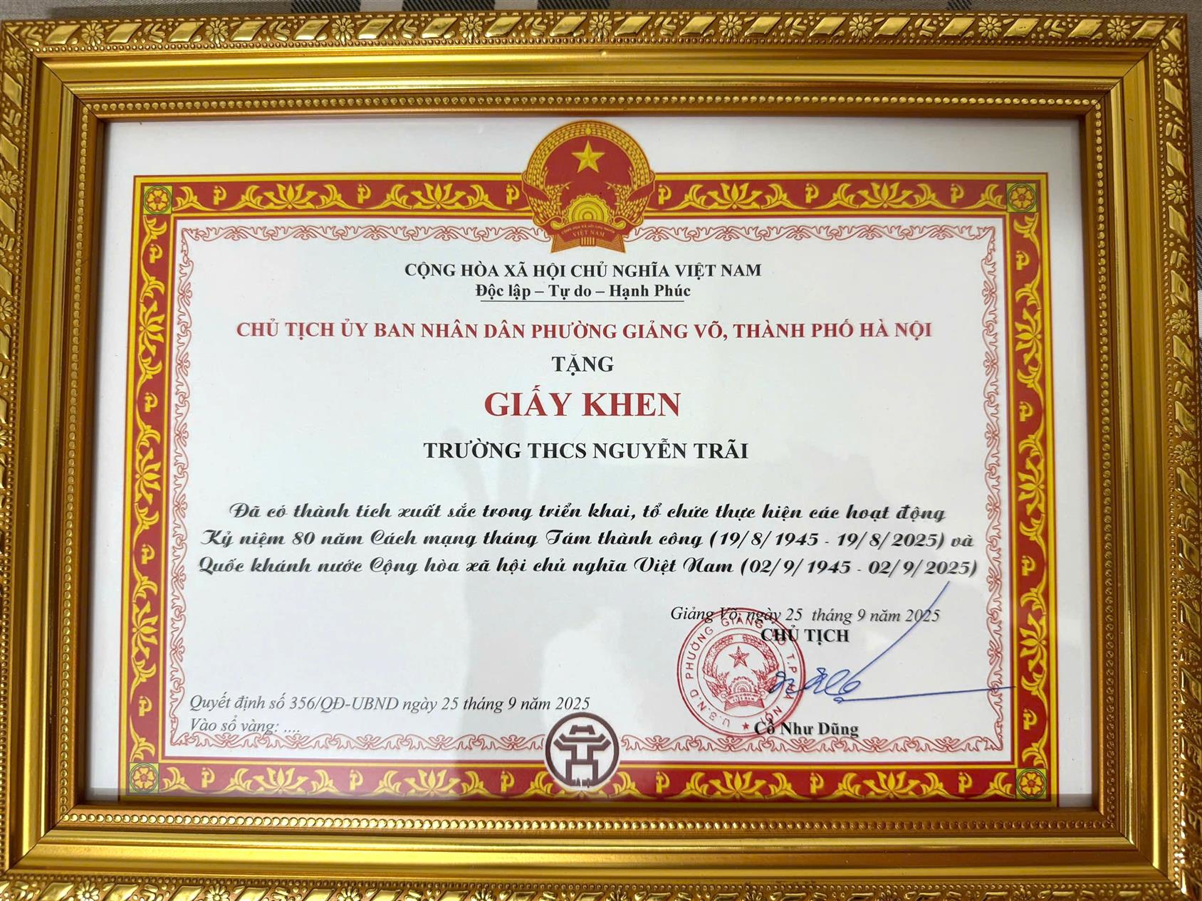Tập thể sư phạm trường THCS Nguyễn Trãi vinh dự nhận giấy khen của UBND phường Giảng Võ về thành tích tổ chức các hoạt động kỷ niệm 80 năm Cách mạng tháng Tám  thành công và Quốc khánh nước cộng hoà xã hội chủ nghĩa Việt Nam.