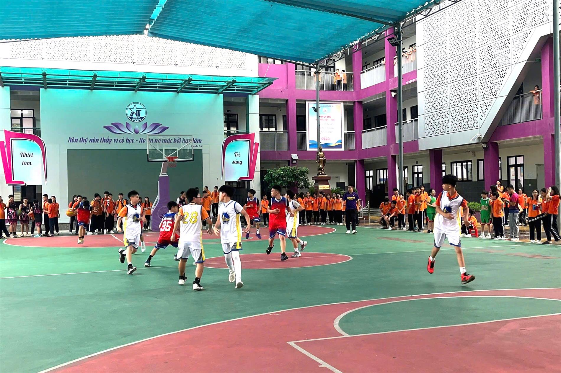 Trận đấu bóng rổ đầy kịch tính giữa lớp 8A1 và 8A3