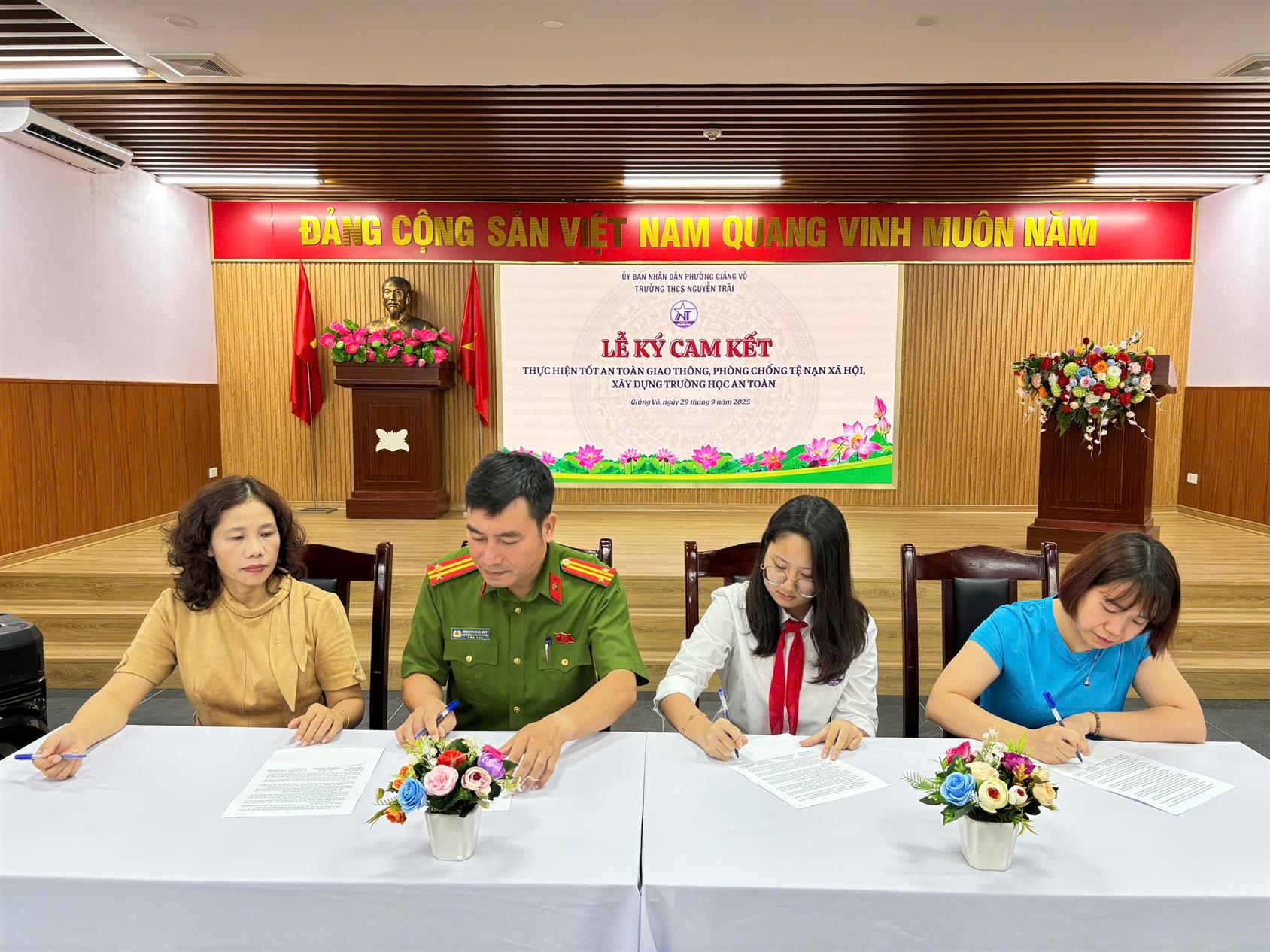 Lễ ký cam kết thực hiện tốt an toàn giao thông, phòng chống tệ nạn xã hội và xây dựng trường học an toàn tại trường THCS Nguyễn Trãi – năm học 2025-2026