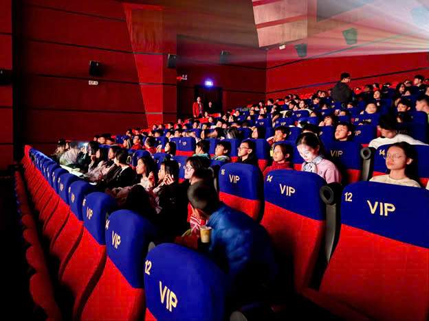 Lớp 7A5 và buổi xem phim cuối năm