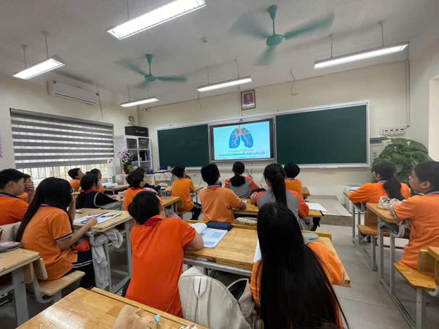 Lớp 7A3 tìm hiểu và ngăn chặn sốt virus