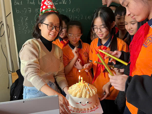 Lớp 6A1 tổ chức sinh nhật cho cô giáo chủ nhiệm – cô Hồng Anh