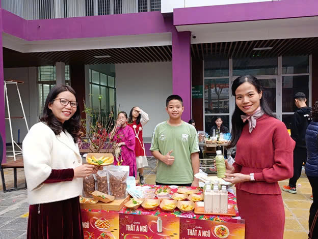 Tưng bừng không khí hội chợ xuân trường Nguyễn Trãi