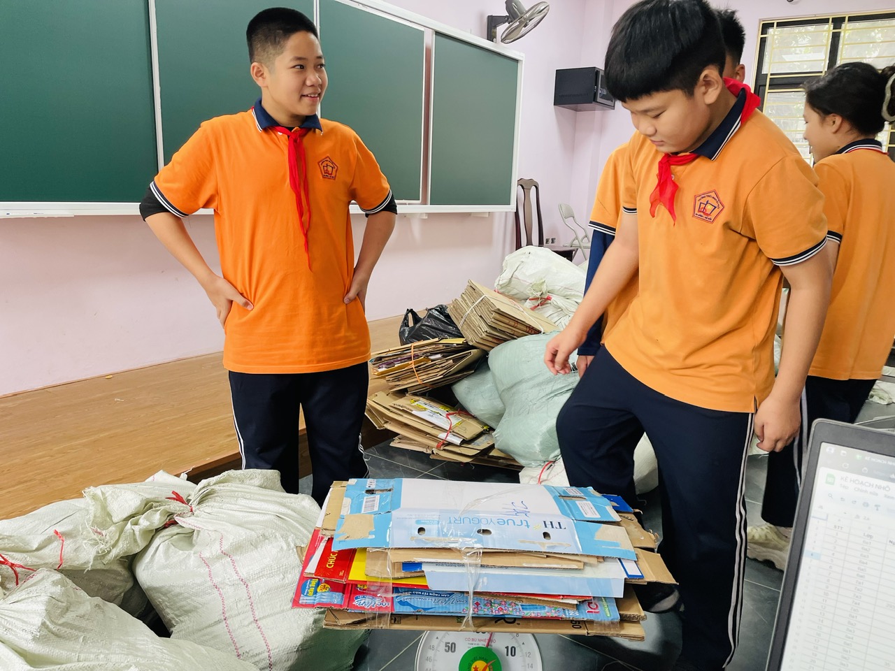 Học sinh Liên đội trường THCS Nguyễn Trãi tích cực hưởng ứng phong trào hội thu kế hoạch nhỏ đợt 1 năm học 2024  - 2025