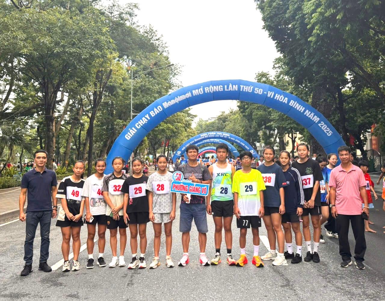 Thầy và trò trường THCS Nguyễn Trãi – Phường Giảng Võ nhiệt tình tham gia Giải Chạy Báo Hà Nội mới mở rộng lần thứ 50 - Vì hòa bình năm 2025.