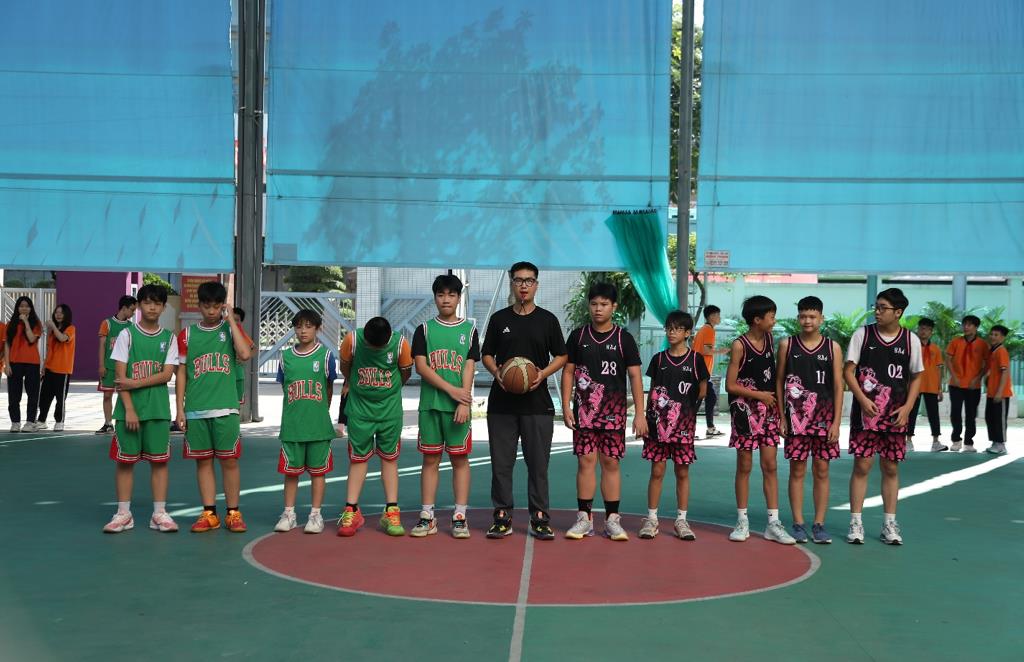 Cháy hết mình với "Trận thi đấu bóng rổ" của lớp 8A2 và 8A4"!