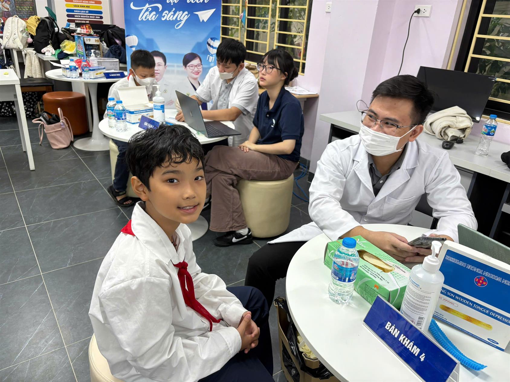 Học sinh lớp 6A4 háo hức tham gia ngày hội “Nụ cười sáng khỏe” tại Trường THCS Nguyễn Trãi