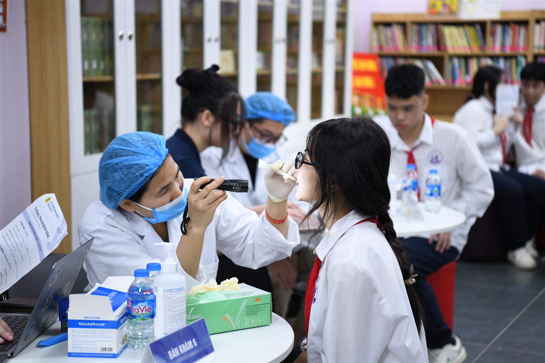 Khám răng miễn phí cho học sinh trường THCS Nguyễn Trãi – hoạt động ý nghĩa trong ngày hội Smile day