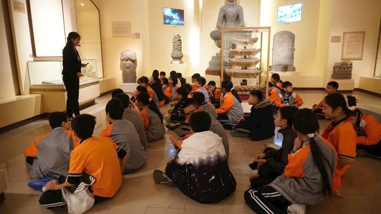 Tập thể lớp 6A1 háo hức tham gia hoạt động trải nghiệm tại bảo tàng lịch sử việt