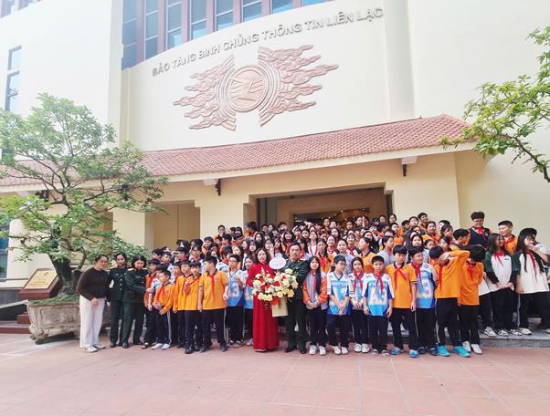 Hành trình trải nghiệm ý nghĩa tại bảo tàng binh chủng thông tin