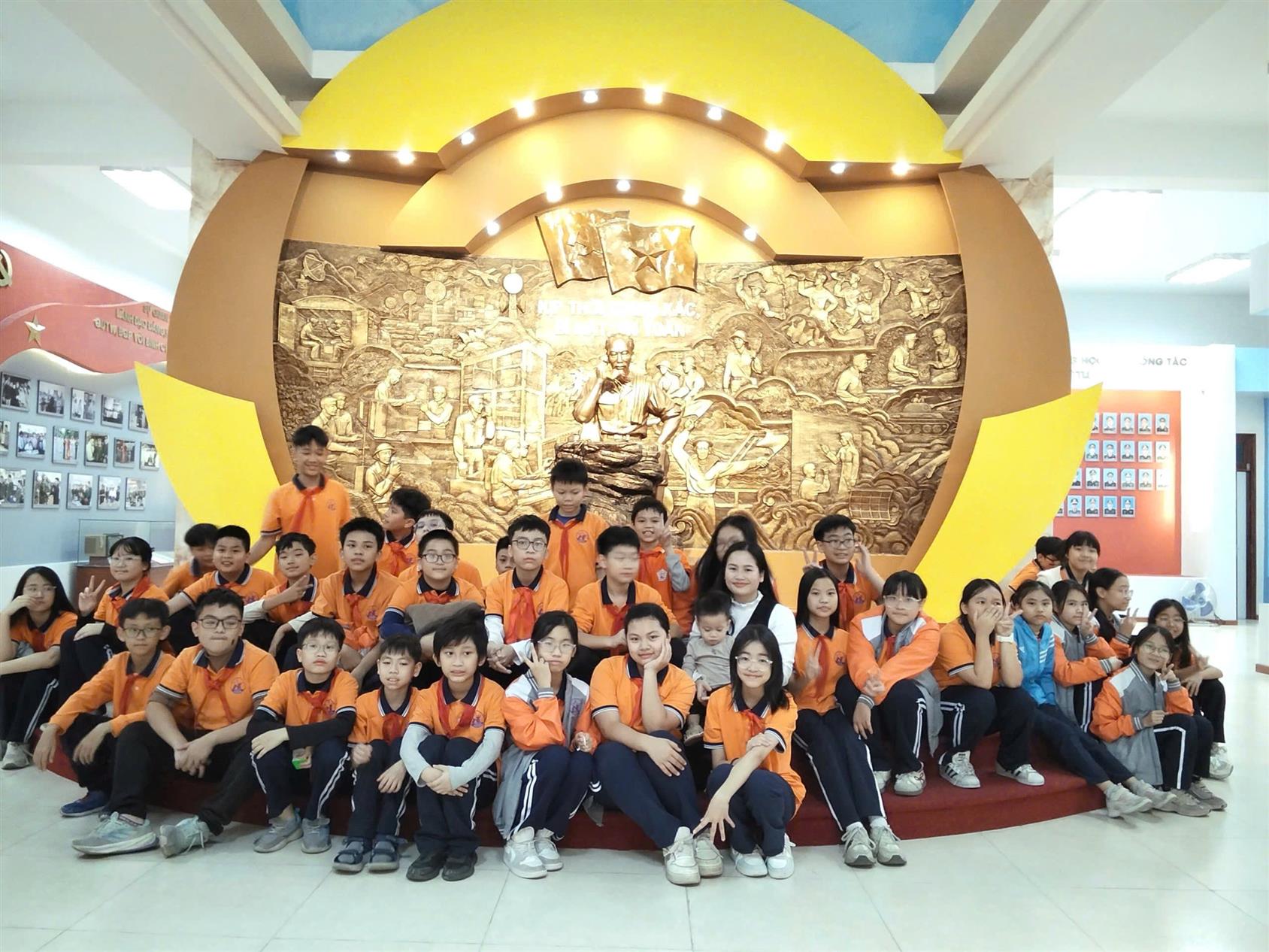 Lớp 6A4 chúng em tham gia tiết sinh hoạt dưới cờ chủ đề: “Kỉ niệm 81 năm Ngày Thành lập Quân đội nhân dân Việt Nam (22/12/1944 - 22/12/2025) – Tự hào tiếp bước truyền thống anh hùng”