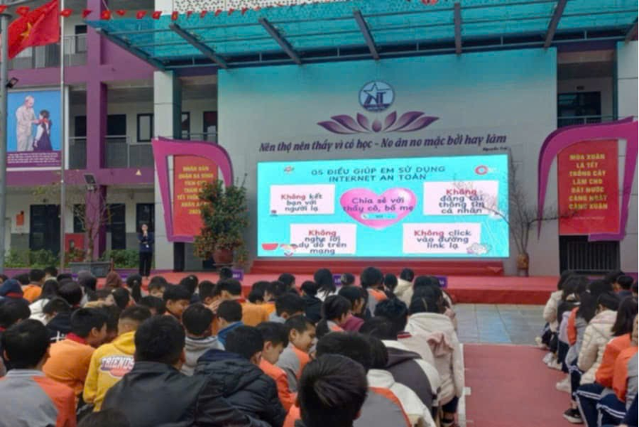 Tiết sinh hoạt dưới cờ với chủ đề : “Internet an toàn học đường’’