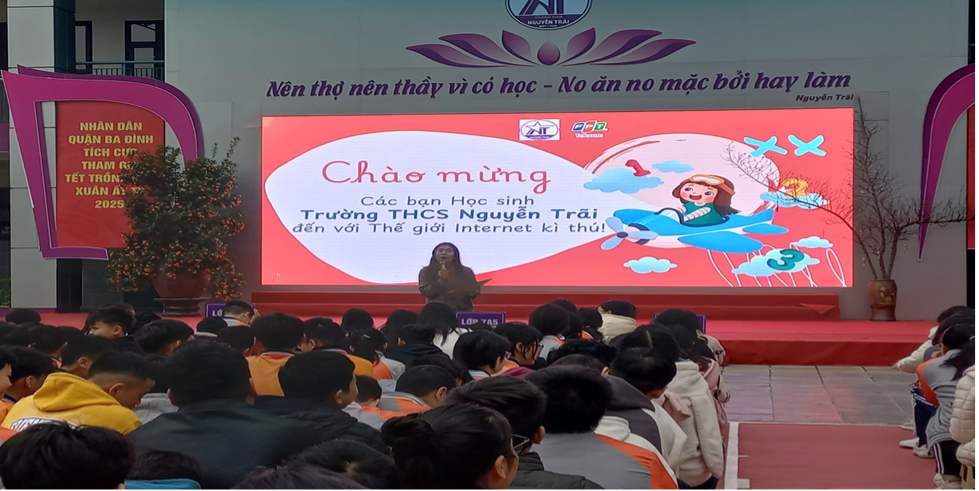 Tiết sinh hoạt dưới cờ  với chủ đề “Internet an toàn học đường” thật bổ ích.