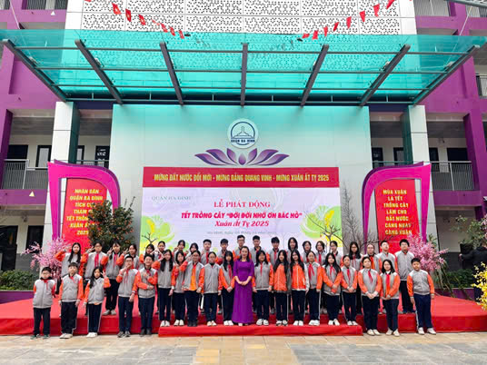 Tập thể lớp 7A2 vô cùng vinh dự khi được tham gia hưởng ứng  “Tết Trồng Cây”