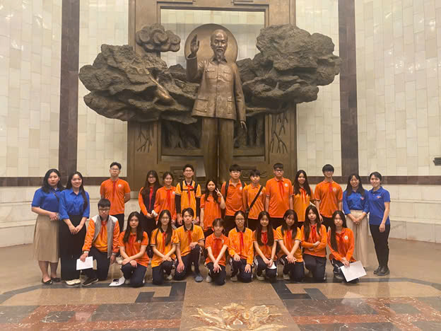 Hành trình về nguồn: Học sinh THCS Nguyễn Trãi thăm Bảo tàng Hồ Chí Minh