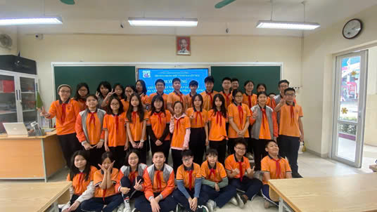 Lớp 7A2 tuyên truyền Giờ Trái Đất và bệnh cúm mùa, sởi