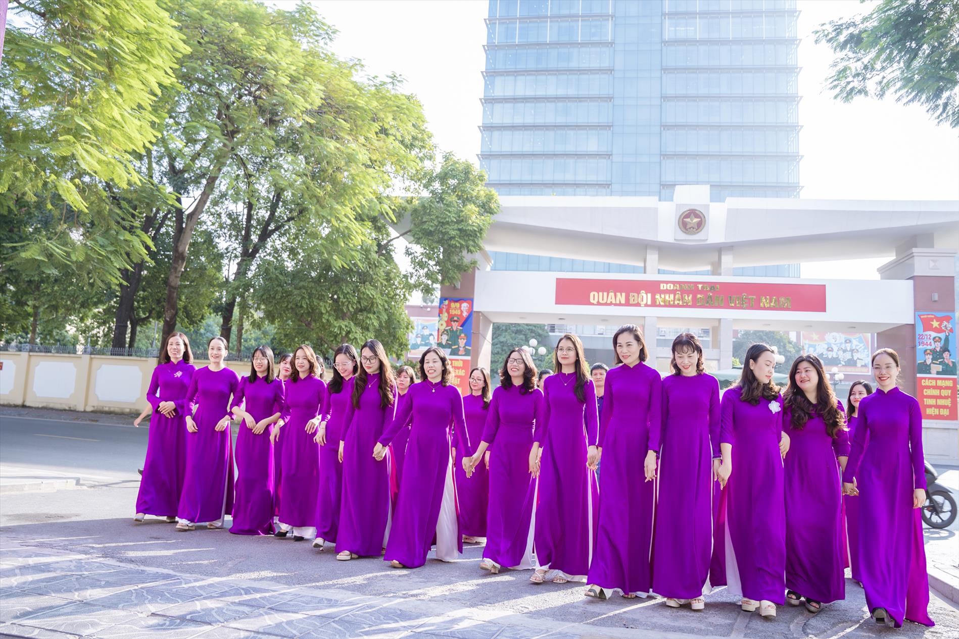 Rạng rỡ sắc tím áo dài, cô giáo THCS Nguyễn Trãi hưởng ứng Tuần lễ Áo dài 2025