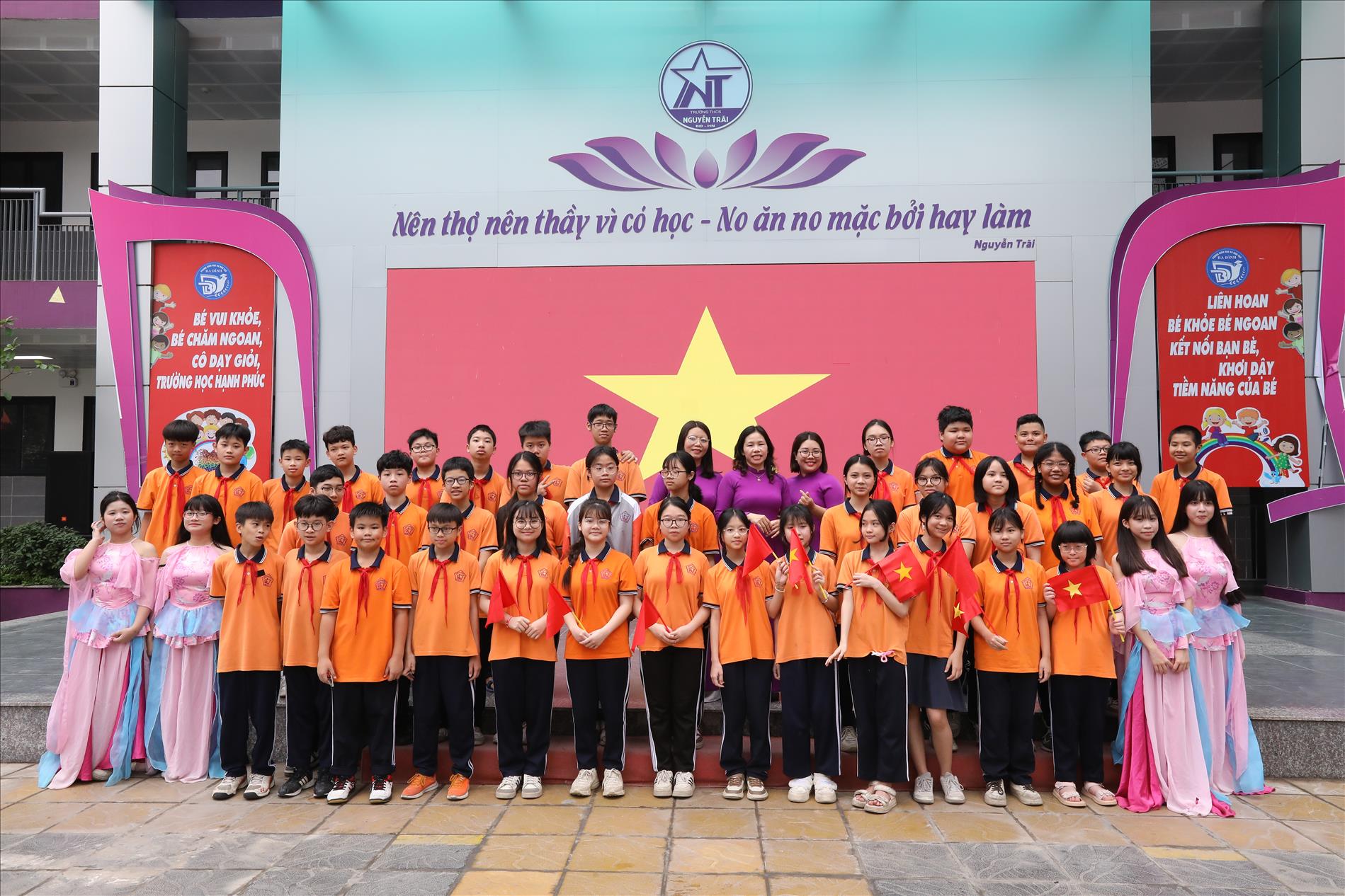 Cô trò 7A4: Gửi trọn yêu thương qua màu cờ Tổ quốc