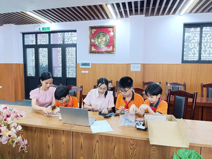 CHUẨN BỊ CHO CUỘC THI ROBOTICS CẤP QUẬN – HÀNH TRÌNH KHÁM PHÁ VÀ SÁNG TẠO CỦA CÁC KỸ SƯ NHÍ TRƯỜNG THCS NGUYỄN TRÃI