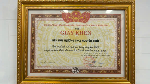 Liên đội trường THCS Nguyễn Trãi đón nhận giấy khen của Hội đồng đội quận Ba Đình