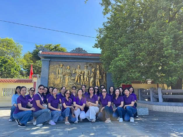 Sinh hoạt chi bộ trường THCS Nguyễn Trãi tại đền thờ Bác Hồ