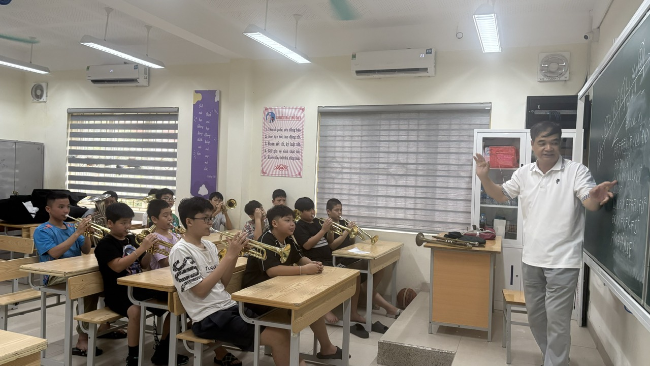 Sôi nổi hoạt động tập luyện của Đội Nghi lễ trường THCS Nguyễn Trãi đầu năm học 2025 - 2026