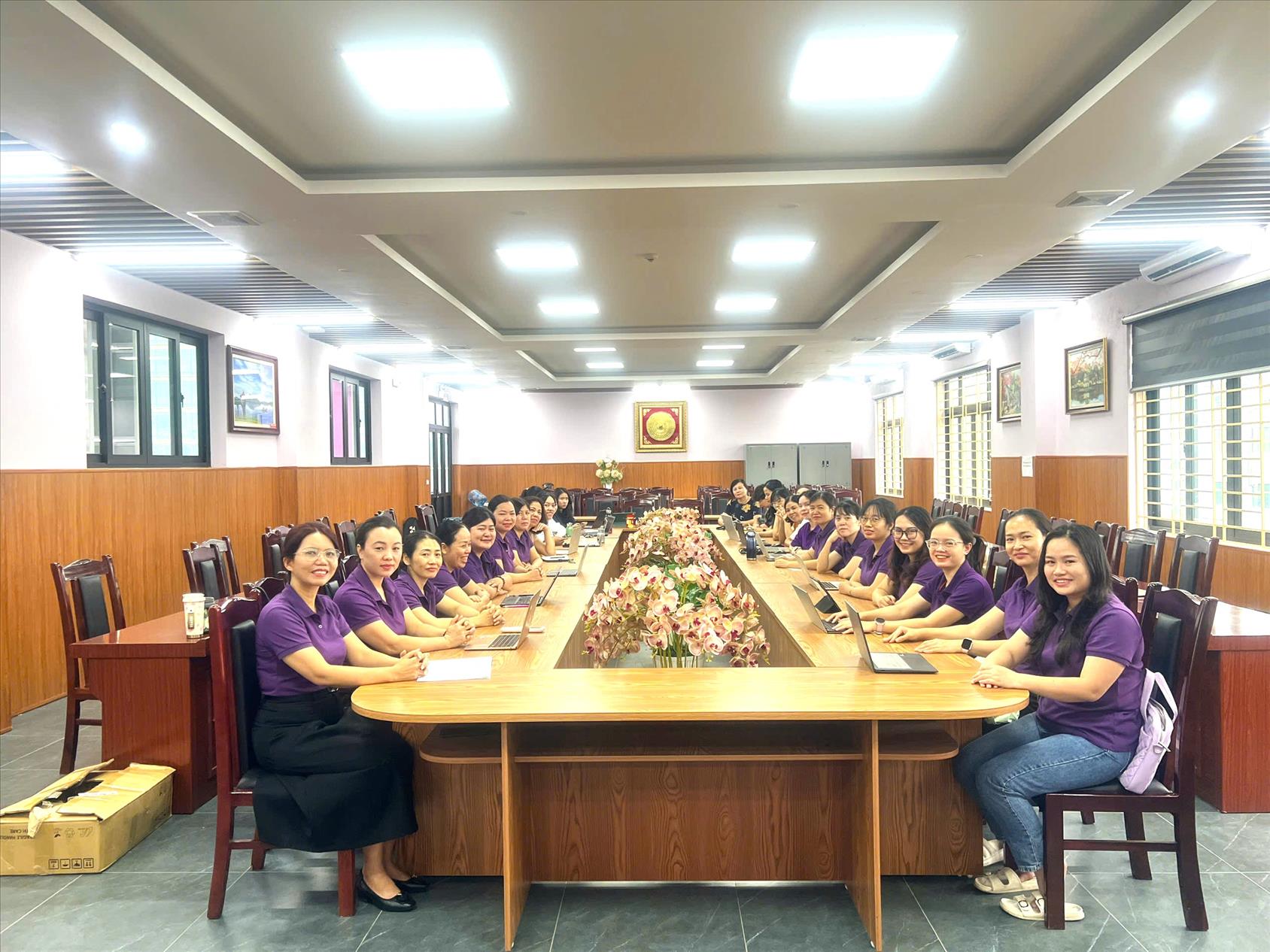 Cán bộ, giáo viên trường THCS Nguyễn Trãi tham gia lớp bồi dưỡng chính trị hè 2025