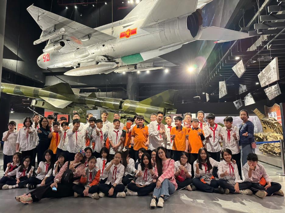 Chuyến đi tham quan bảo tàng Lịch Sử Quân Sự Việt Nam của lớp 7A1