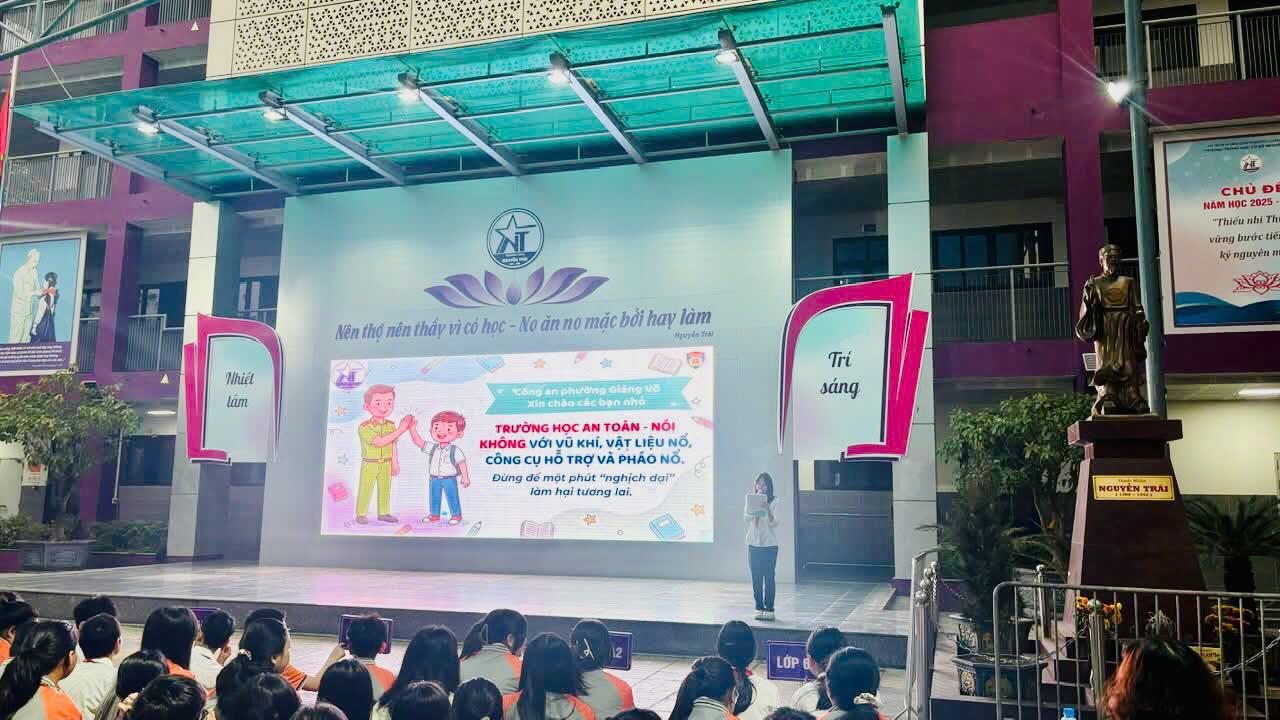 Lớp 8A3 hưởng ứng Chương trình tuyên truyền quản lí vũ khí, pháo nổ và an toàn thực phẩm