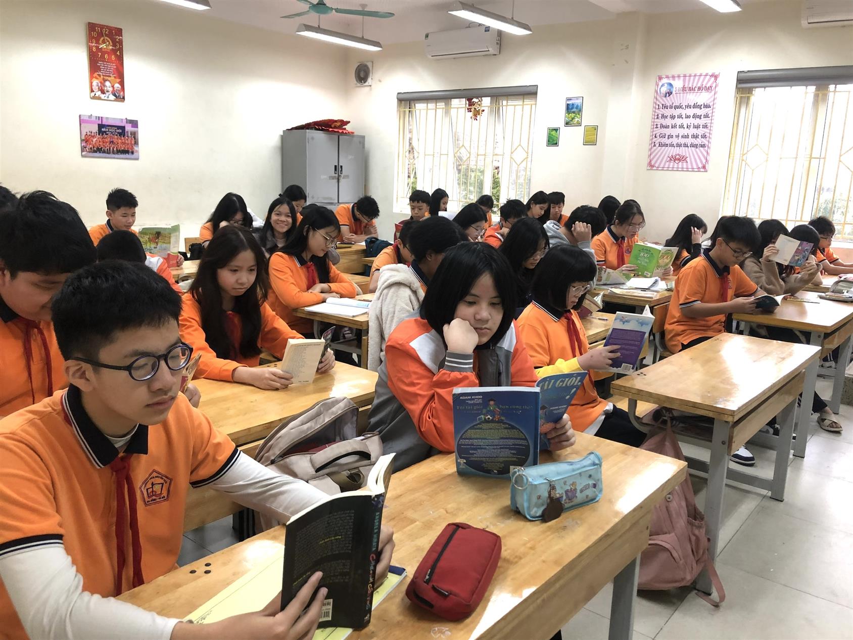 Cùng đọc sách với tập thể 8A4 chúng mình!