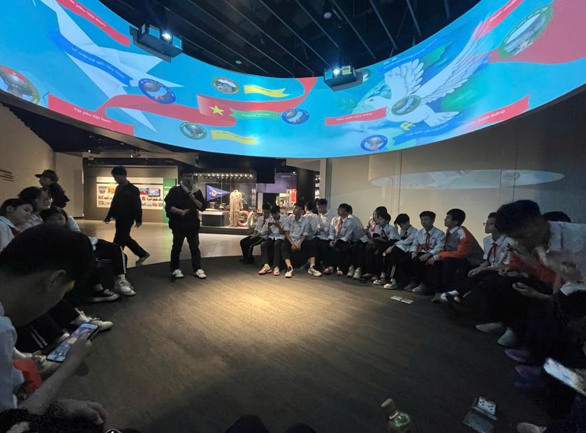 Tham quan Bảo tàng Lịch sử Quân đội cùng tập thể 8A5