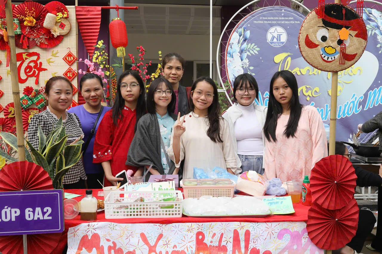 Hội xuân Bính Ngọ 6A2 lan tỏa sắc xuân qua gian hàng Karaage Nhật Bản