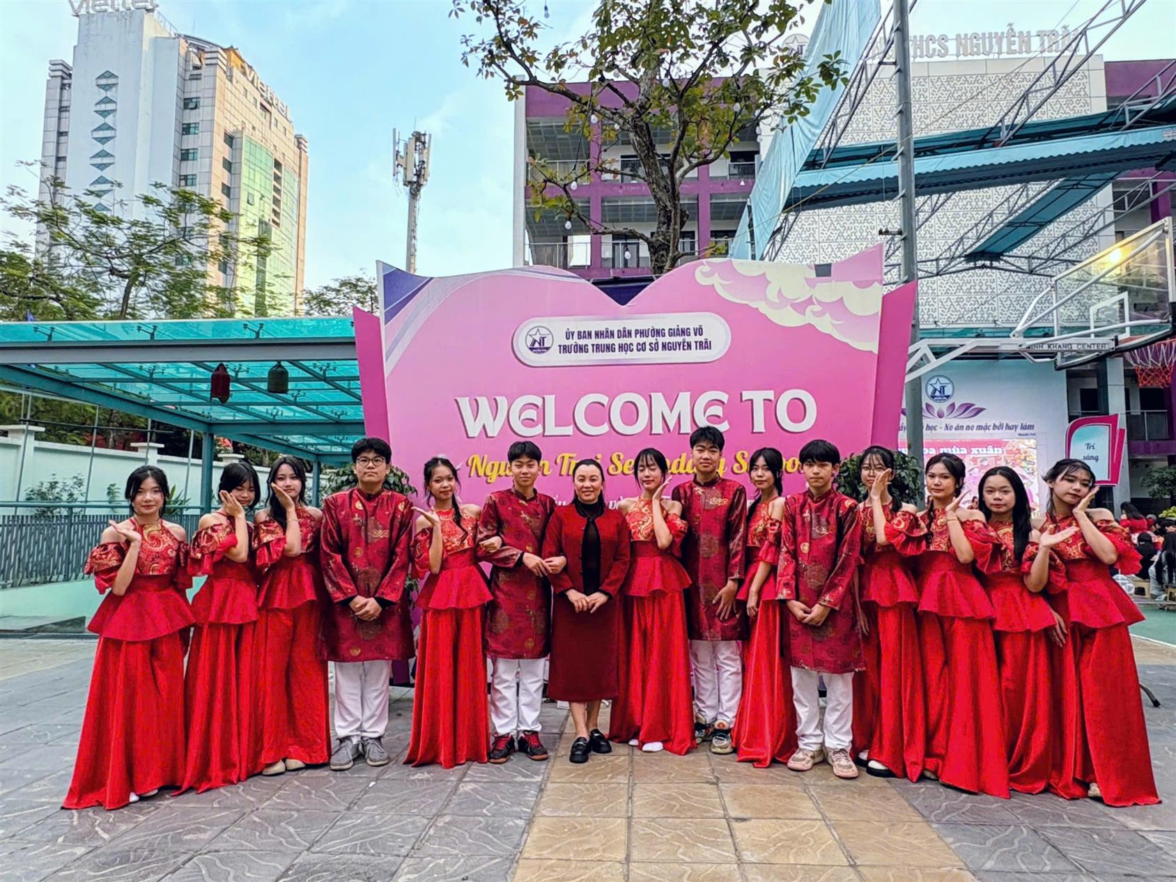 Văn nghệ Hội chợ Xuân lớp 8A2