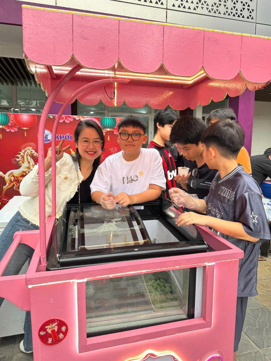 Hội chợ xuân cùng lớp 8A3 – nơi mùa xuân được gọi tên bằng tiếng cười