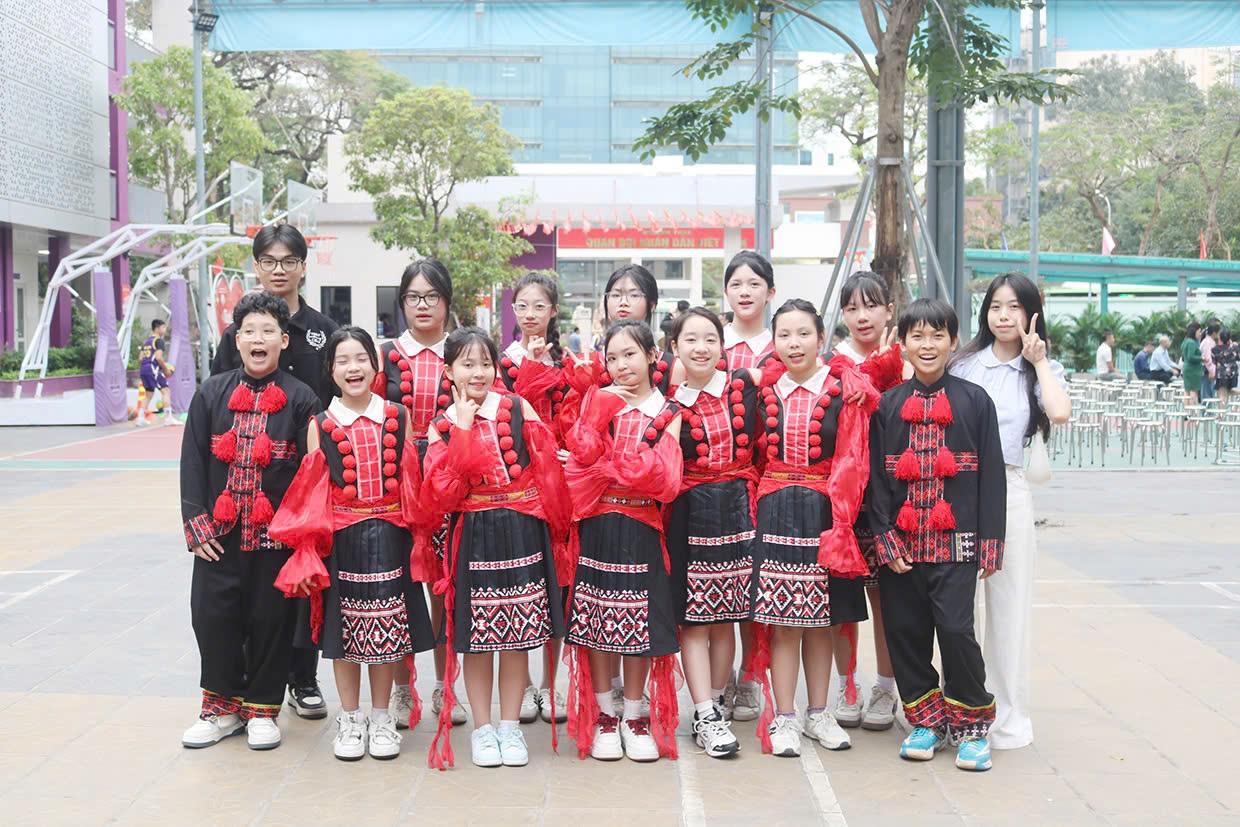 Lớp 6A3 tham gia biểu diễn văn nghệ chào đón học sinh lớp 5 tới tham quan, trải nghiệm tại trường