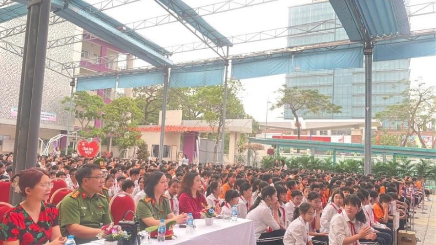 6A2 tại giờ sinh hoạt dưới cờ ngày 6 tháng 4