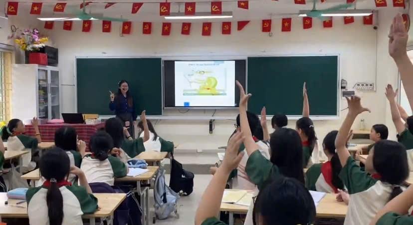 Khắc ghi giá trị hòa bình – Sinh hoạt chủ đề “chiến tranh và hòa bình” của lớp 6A2