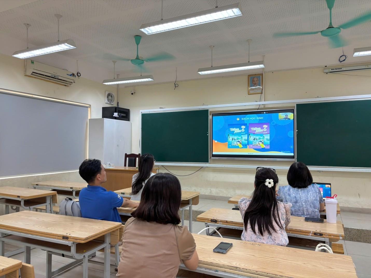 Giáo viên tổ Ngoại ngữ trường THCS Nguyễn Trãi nghiêm túc, tích cực tham gia tập huấn, bồi dưỡng chuyên môn chuẩn bị cho năm học mới