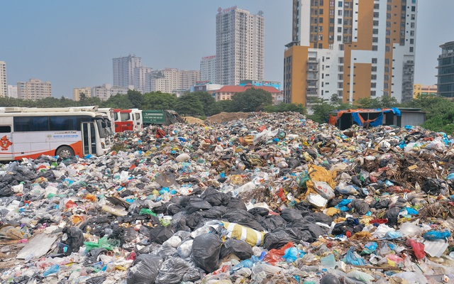Rác ở Hà Nội chất thành đống, người dân kêu trời vì đau đầu nhức mũi