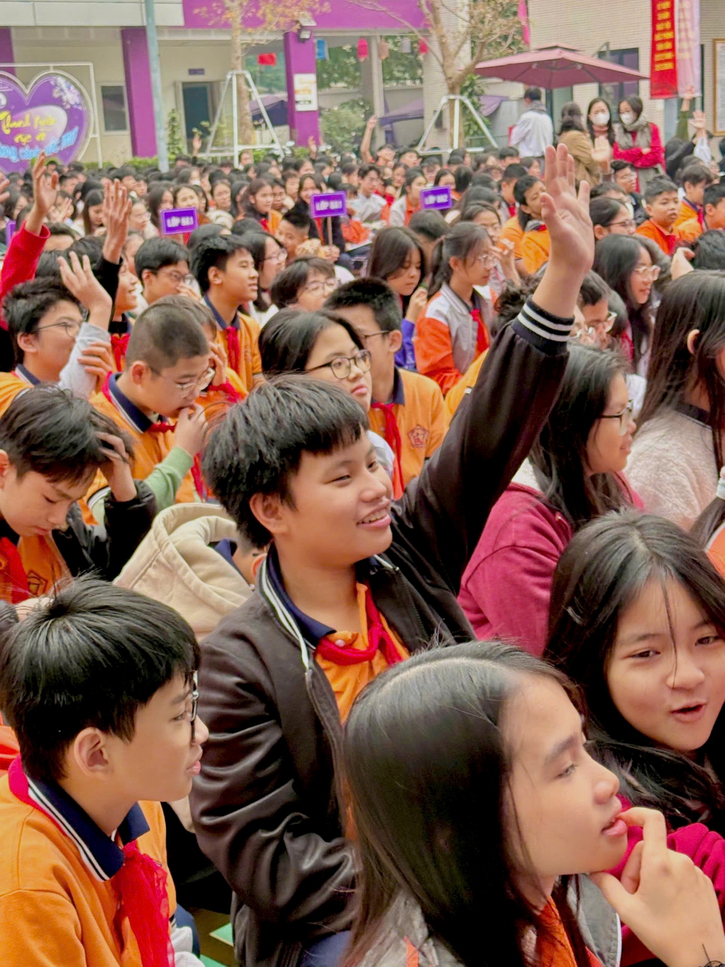 A group of people in a crowd

Description automatically generated