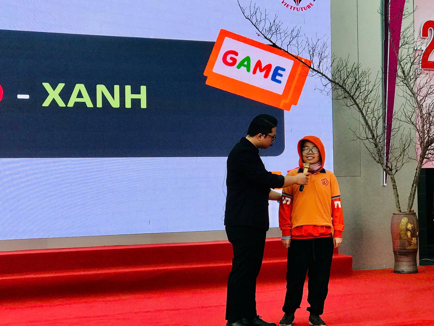 A person holding a sign

Description automatically generated