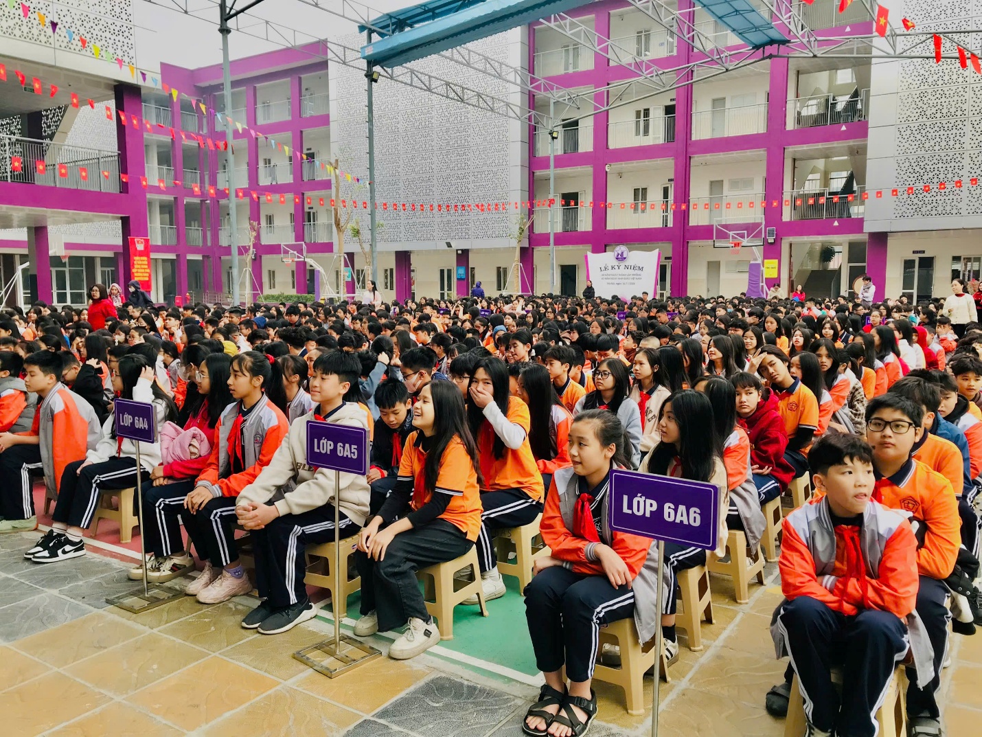 A group of people sitting in chairs

Description automatically generated