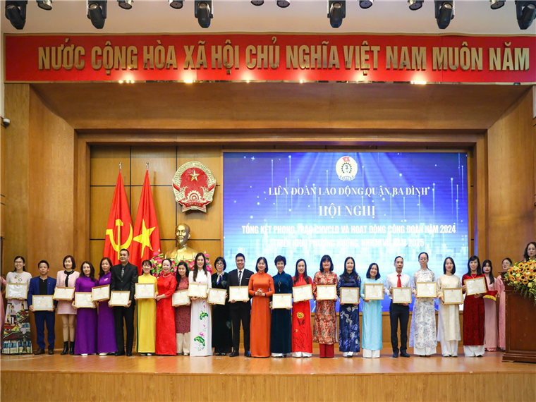 A group of people standing on a stageDescription automatically generated