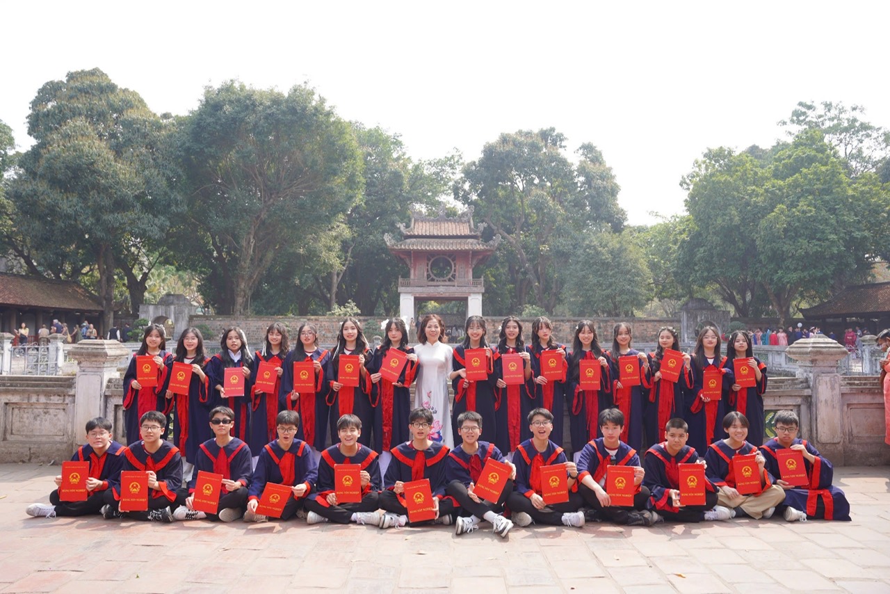 A group of people in graduation gowns posing for a photo
AI-generated content may be incorrect.