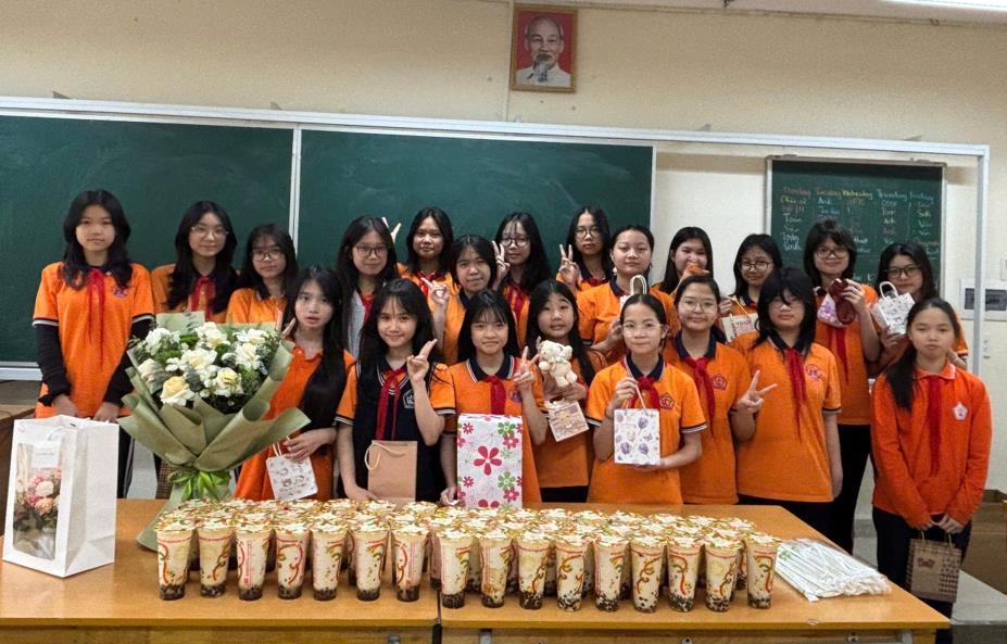 Mùng 8.3 - Kỉ niệm đáng nhớ của các bạn nữ 8A1