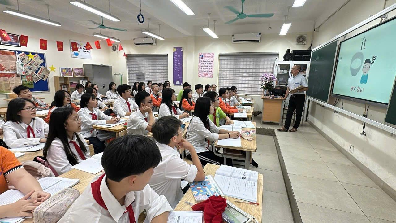 Buổi học tiếng Nhật đầy hứng khởi cùng thầy giáo dạy tiếng Nhật của lớp 8A2