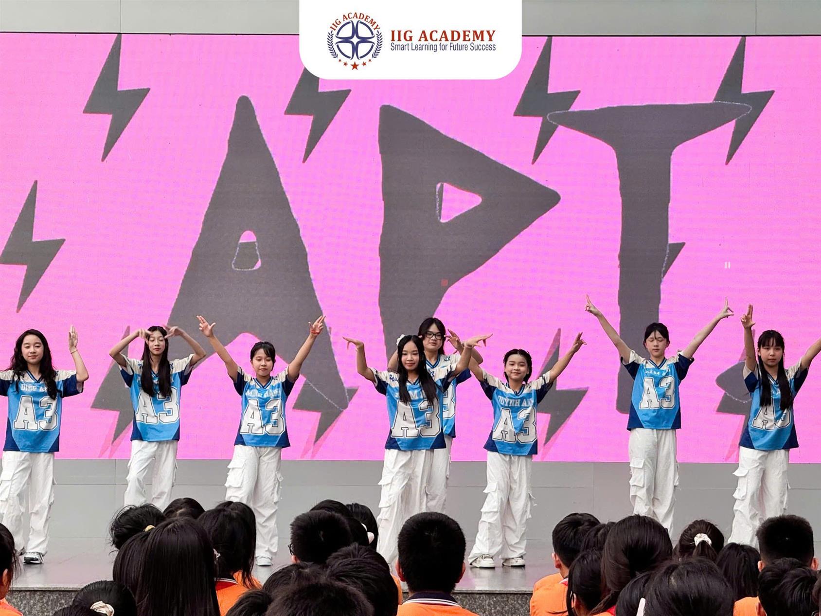 English Festival và sắc màu 8A3