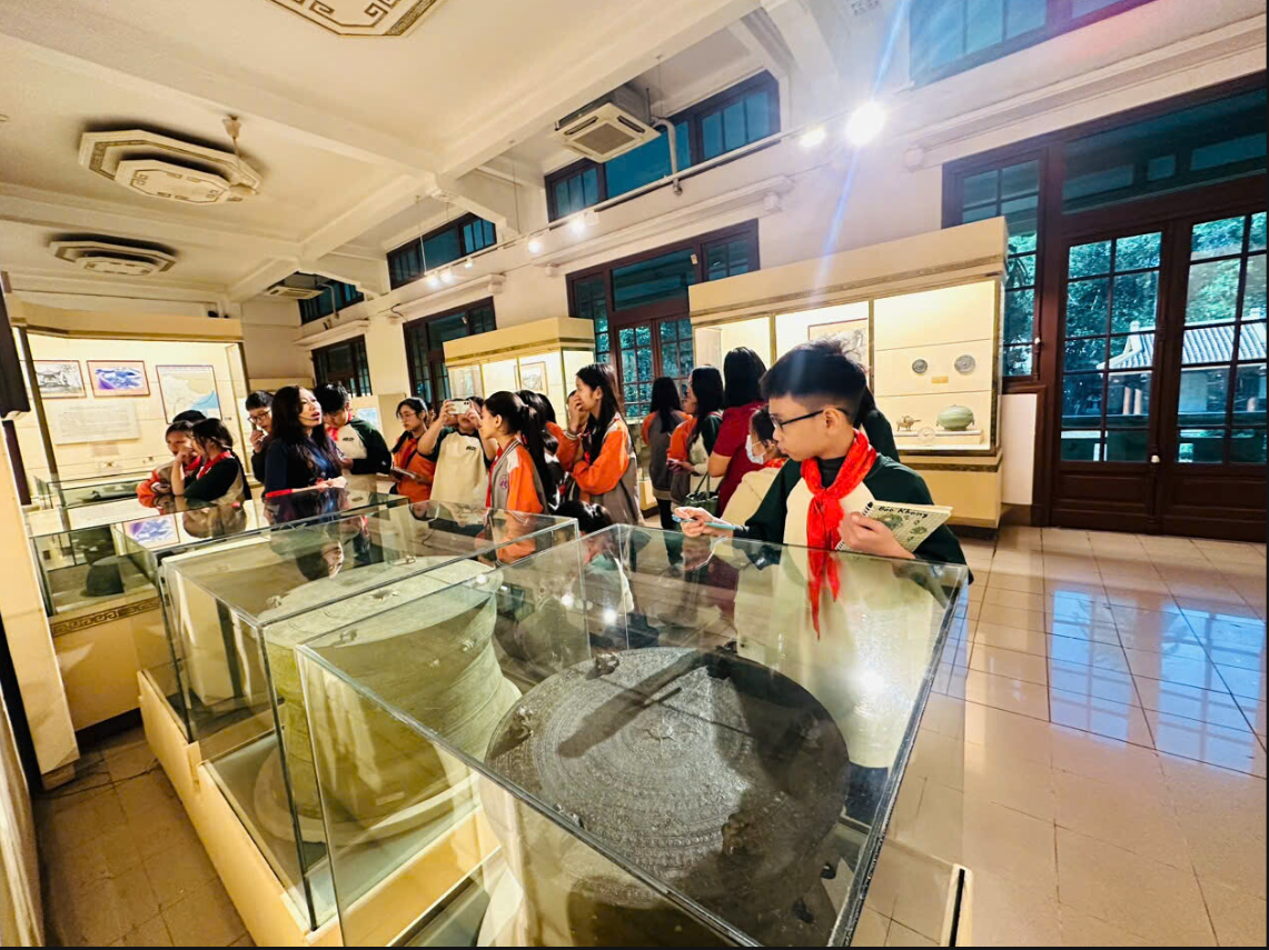 A group of people in a museum
AI-generated content may be incorrect.